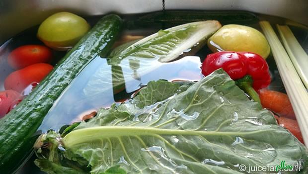 غوطه وری میوه و سبزیجات در آب نمک برای خروج سموم لازم است